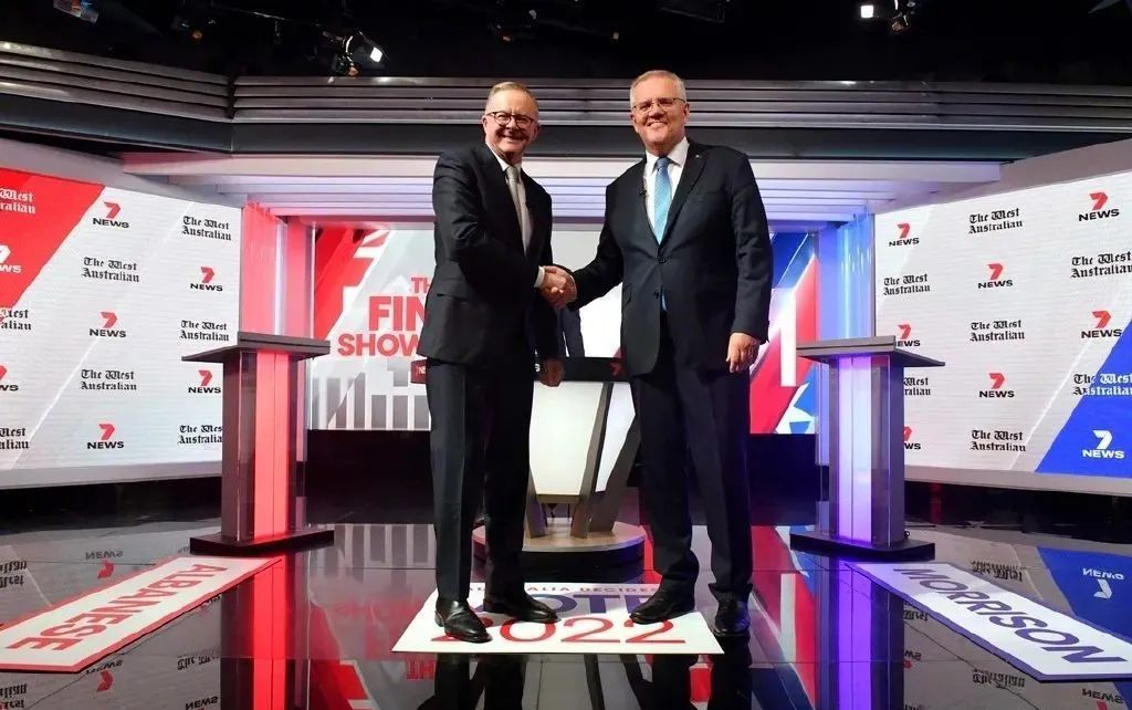 澳大利亚总理莫里森(右)和工党领袖阿尔巴尼斯