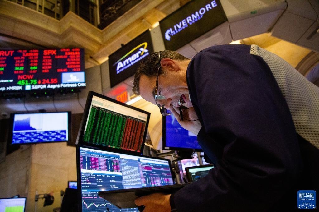 9月13日，交易员在美国纽约证券交易所工作。新华社发（郭克摄）