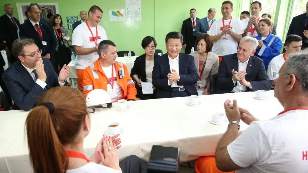 2016年6月19日上午，国家主席习近平在贝尔格莱德参观河钢集团塞尔维亚斯梅代雷沃钢厂。图为习近平在塞方领导人陪同下，来到员工食堂同工人交流互动。新华社记者 马占成 摄