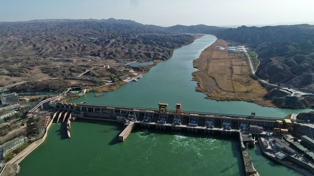 青铜峡水利枢纽工程（2022年3月22日摄，无人机照片）。新华社记者 王鹏 摄