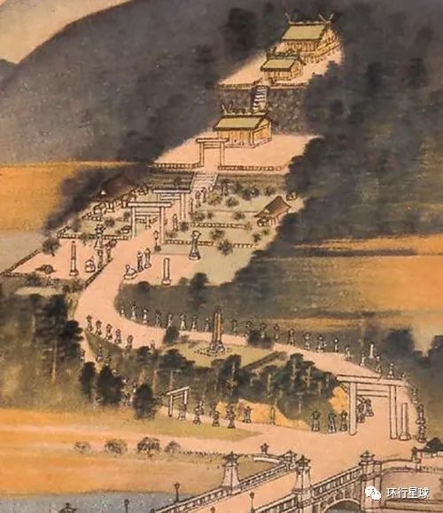 神社全貌,结构由下而上分为三层平台,本殿位于最高处,中为拜殿,最下层是鸟居和祭祀动物铜像的摆设区。 图:Wikimedia Commons