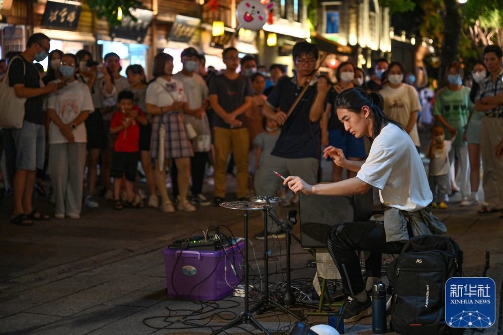 10月6日，年轻人在福州三坊七巷历史文化街区表演音乐节目。新华社记者 周义 摄