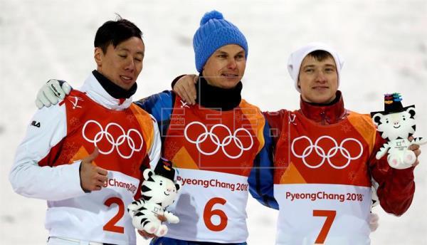 平昌冬奥会，阿布拉缅科（中）和布罗夫（右）分获金、铜牌，贾宗洋（左）获得银牌