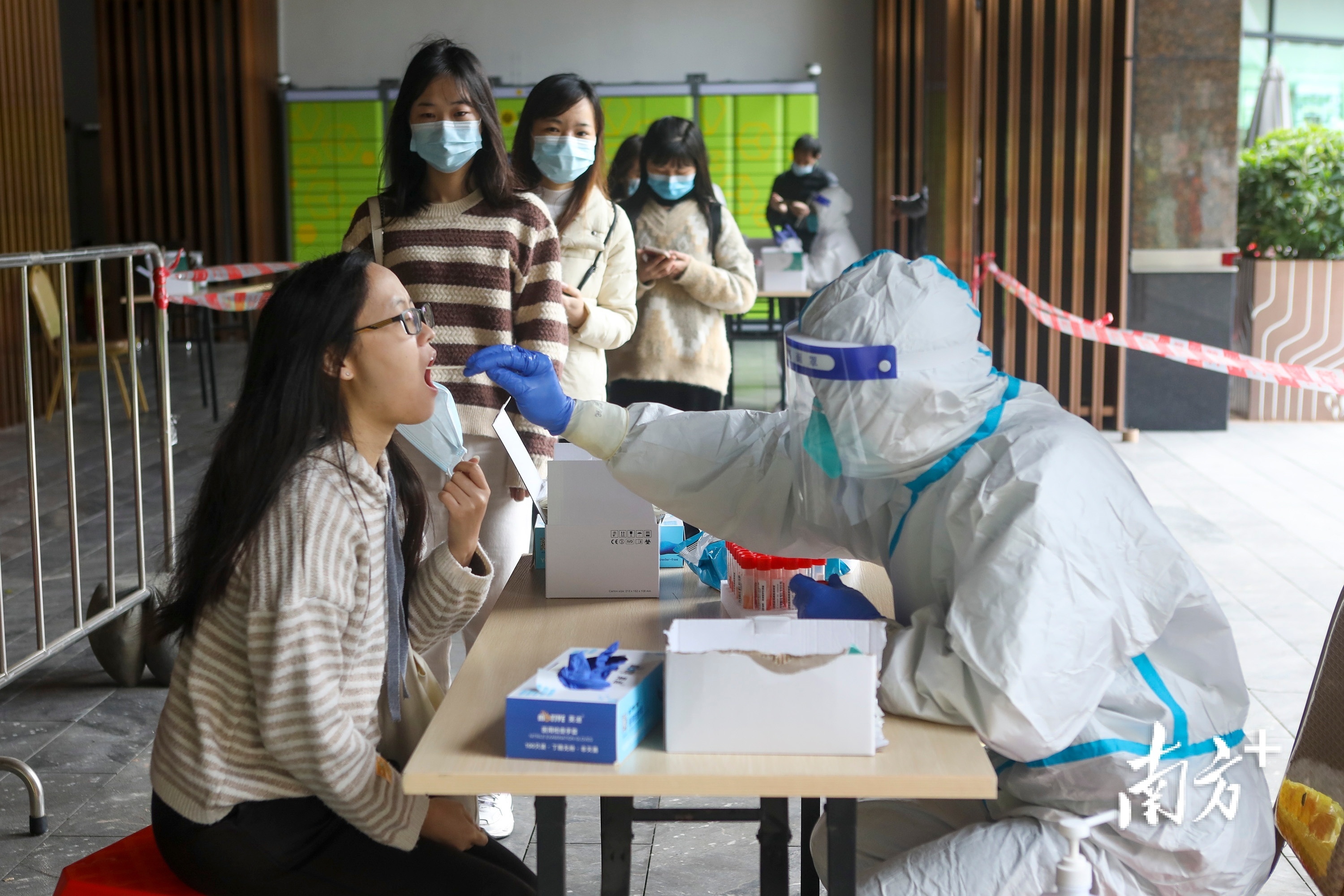 深圳龙岗坂田设90个采样点开展大规模核酸检测