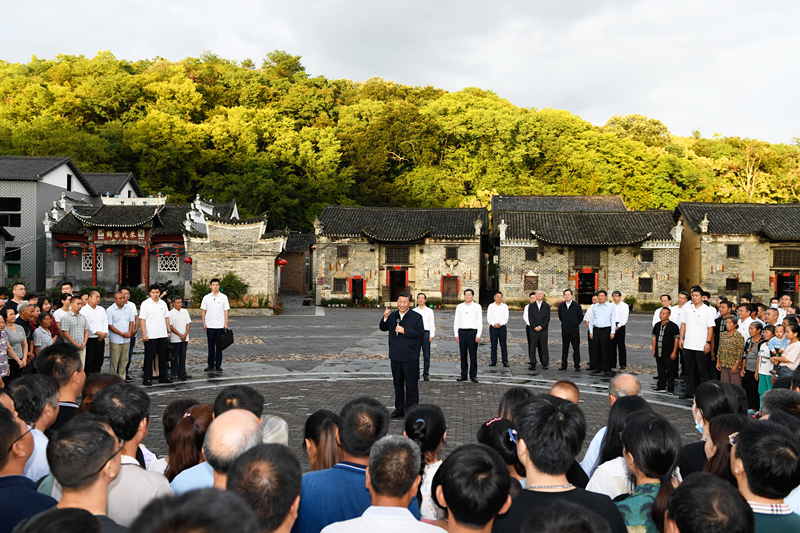 2020年9月16日，习近平总书记在湖南郴州汝城县文明瑶族乡沙洲瑶族村，同村民和游客们亲切交流。