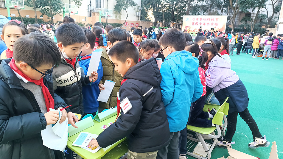 上海市徐汇区建襄小学三年级数学学科项目化学习活动,学生们在操场上大赶集。