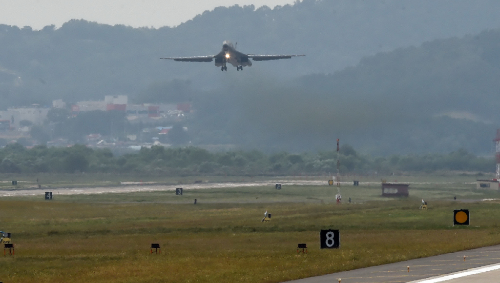 2016年9月21日，美军B-1B轰炸机准备在美军驻韩国乌山空军基地着陆。新华社/纽西斯通讯社