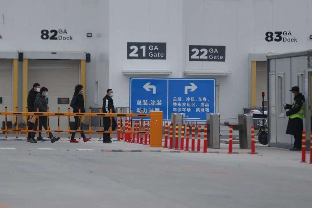 特斯拉员工进入工厂 来源：视觉中国