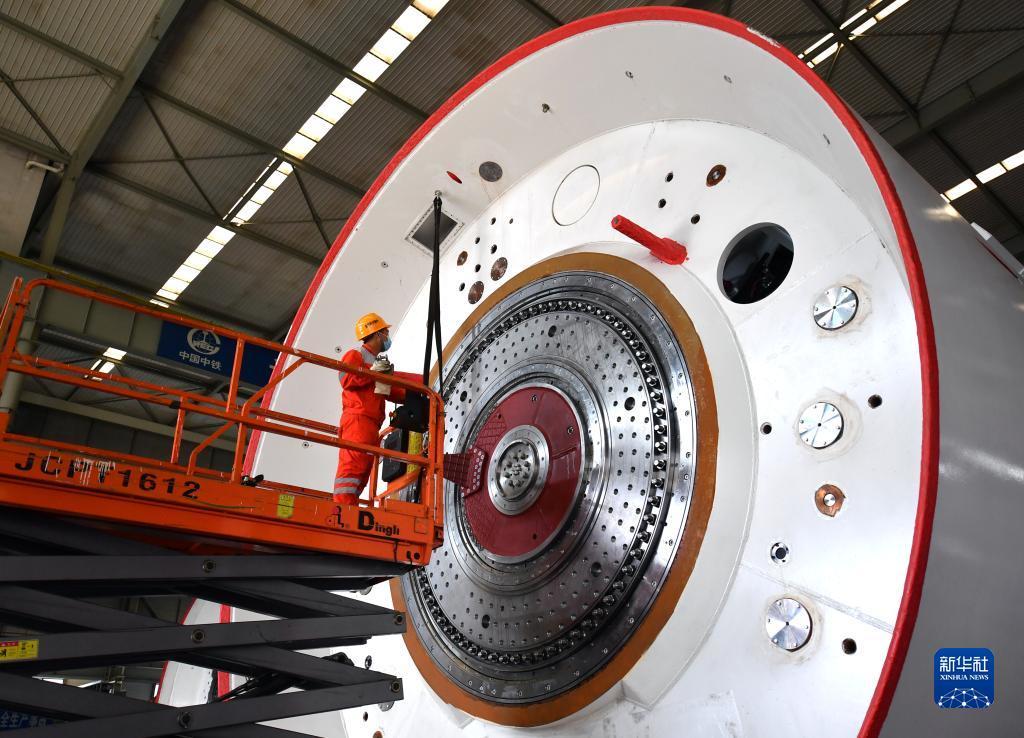 工人在位于河南省郑州市的中铁工程装备集团盾构机总装车间作业（2020年3月18日摄）。新华社记者 李嘉南 摄