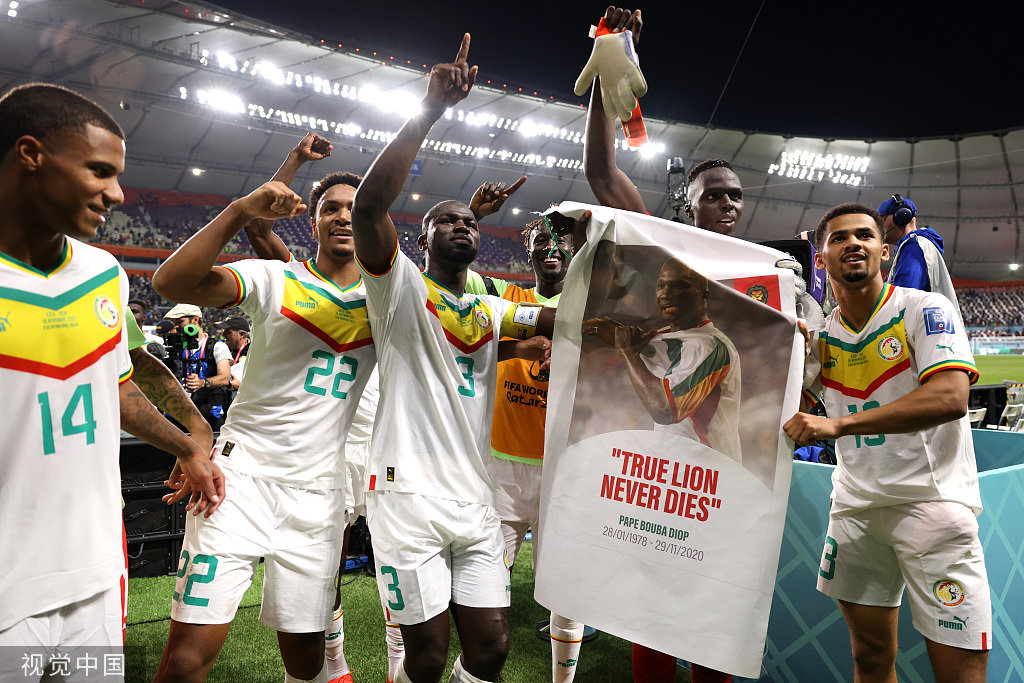 塞内加尔球员纪念已经去世的老大哥迪奥普。他曾在2002年世界杯面对法国时，为塞内加尔打入世界杯首球。