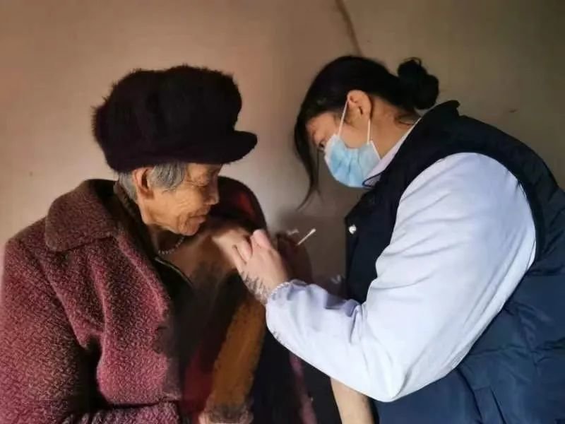 12月4日,张艾军带着乡卫生院的医护人员,挨家挨户给老人打疫苗。受访者供图