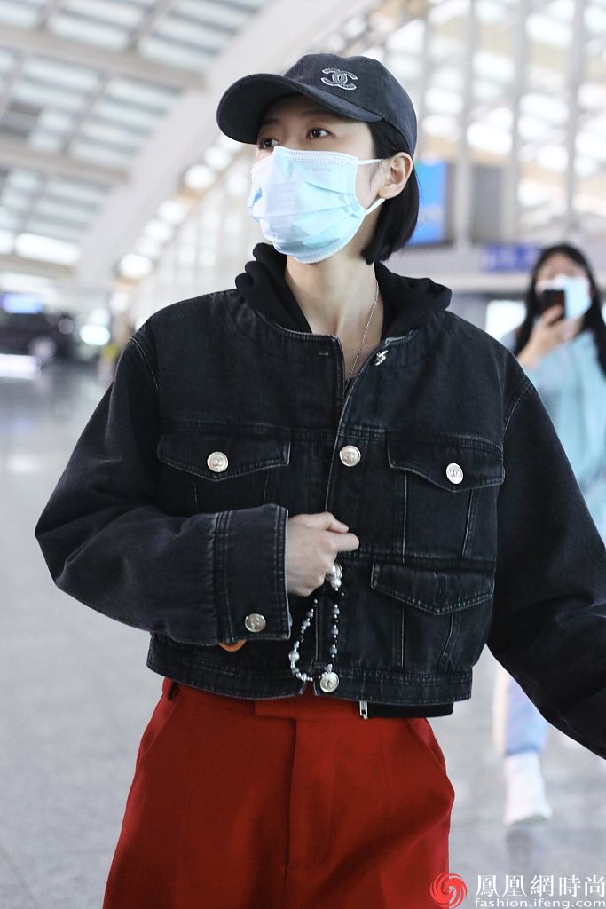 周雨彤穿黑色牛仔短夹克红色阔腿裤戴chanel棒球帽