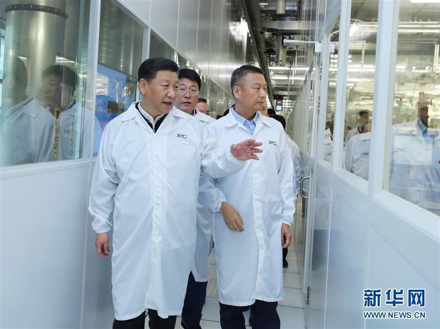 2018年4月26日，习近平总书记在武汉新芯集成电路制造有限公司考察企业创新发展情况。新华社记者 鞠鹏 摄