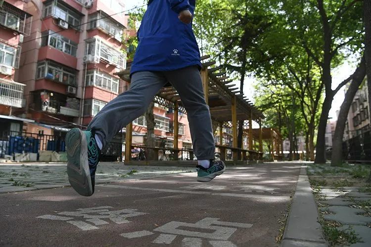 ▲4月26日,居民在社区步道跑步健身。