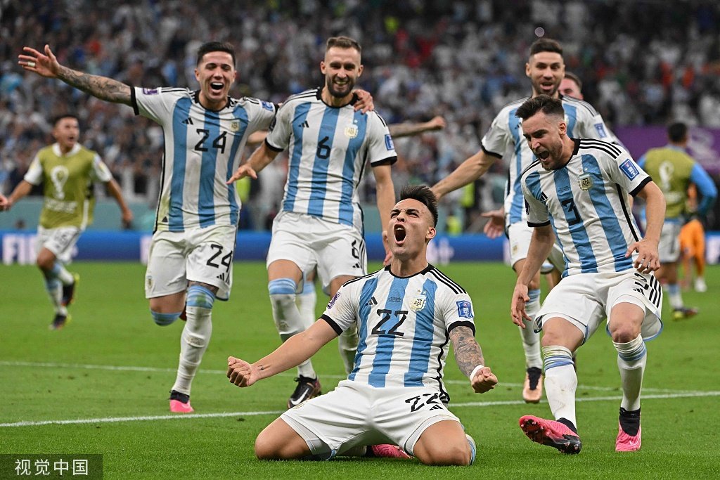 阿根廷队点球击败荷兰，晋级四强。