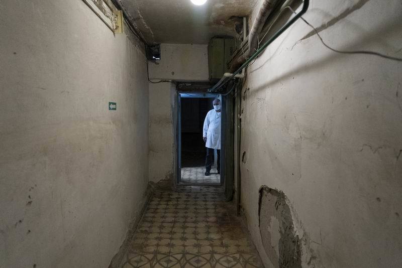 乌克兰哈尔科夫,医生oleksandr dikalo站在他医院的地下室