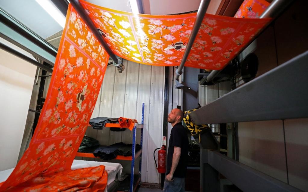 8月11日，工人在英国麦克尔斯菲尔德一家丝绸工厂内工作。新华社记者李颖摄