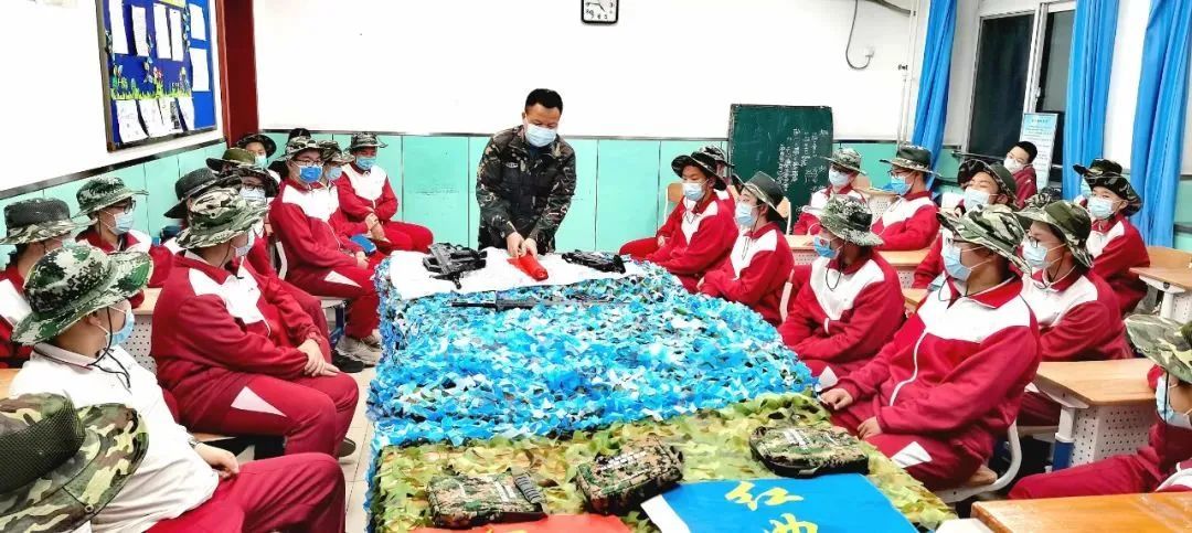 王永军正在给学生讲解枪械知识（受访者供图）