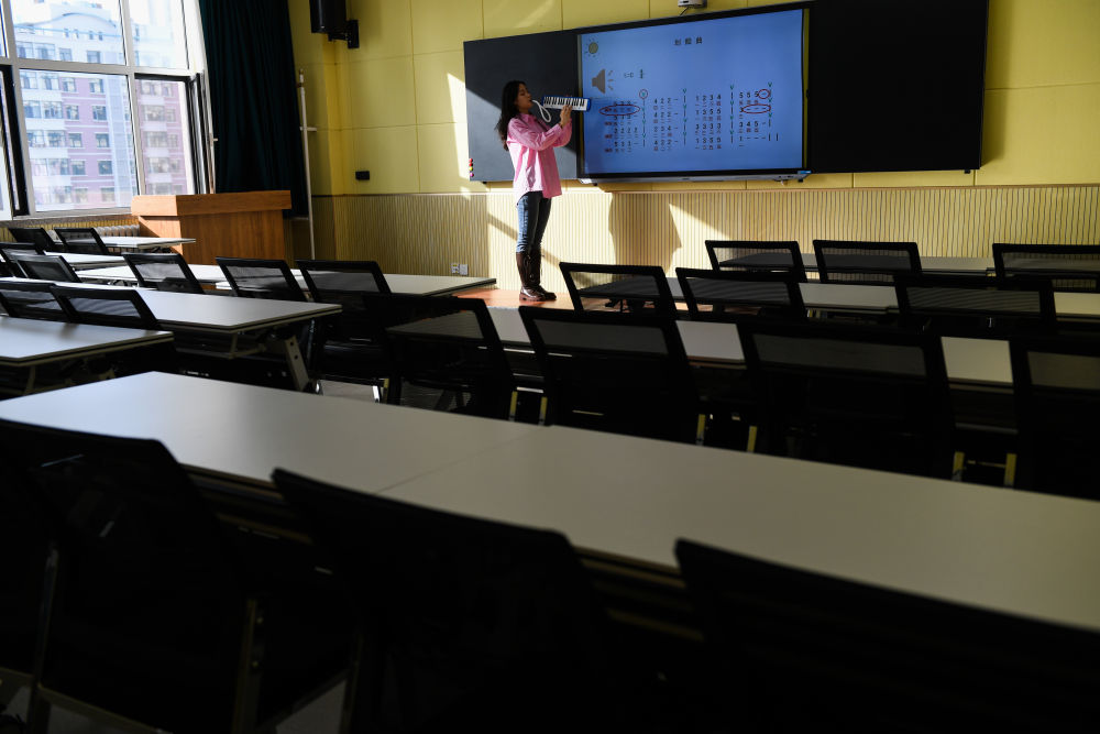 2月28日,在呼和浩特市赛罕区南门外小学,音乐老师在教室里录制网课.