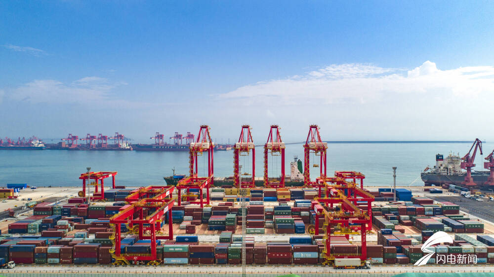 图/山东港口日照港建成全球首个顺岸开放式全自动化集装箱码头