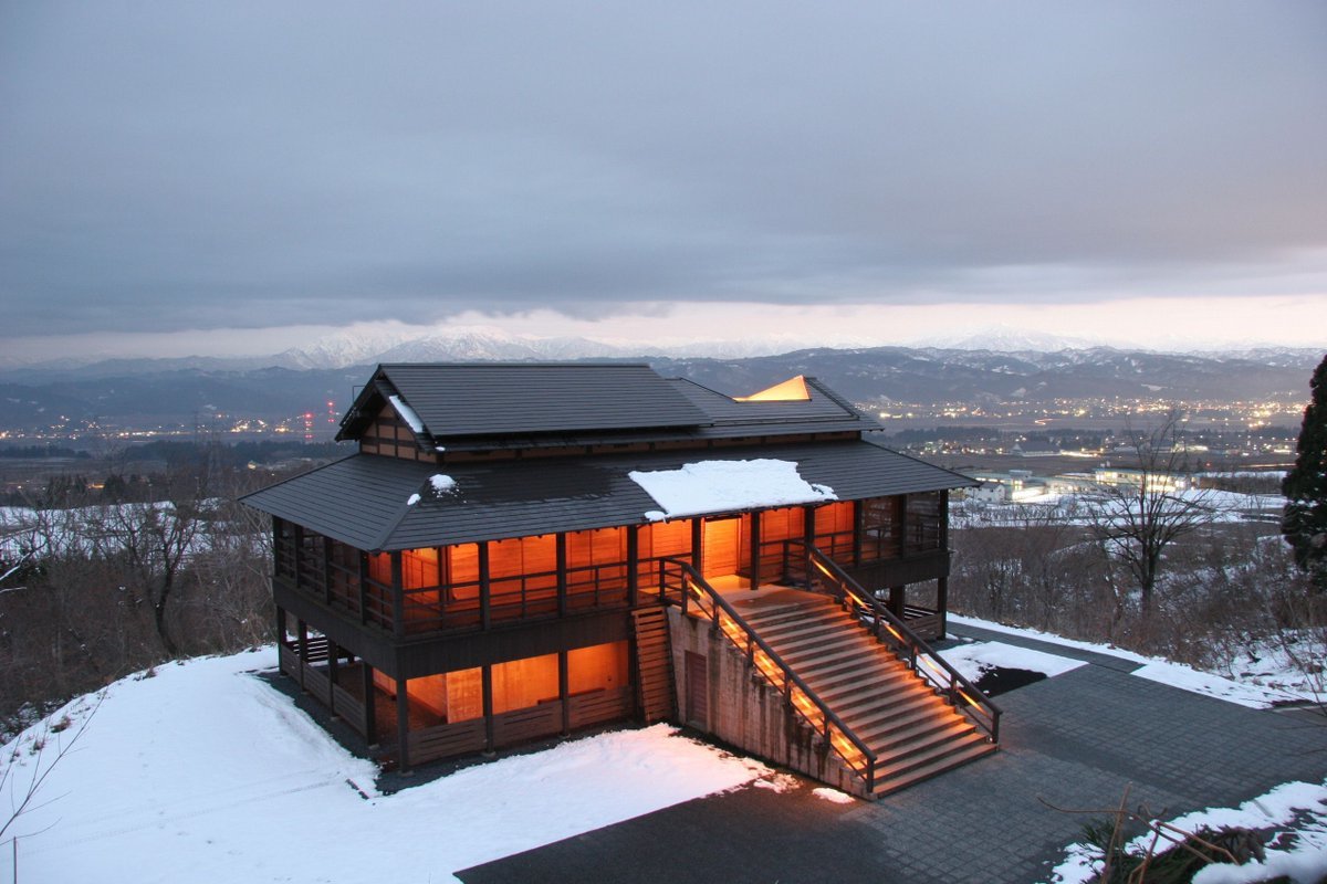 2000年James Turrell的作品《光之馆》是可以提供游客住宿体验的一件作品。 越后妻有大地艺术祭官网 图