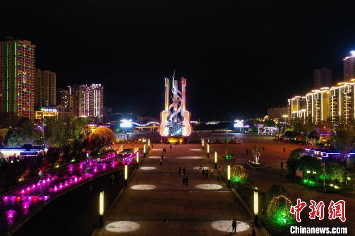 5月12日,航拍贵州正安吉他广场夜景。 瞿宏伦 摄