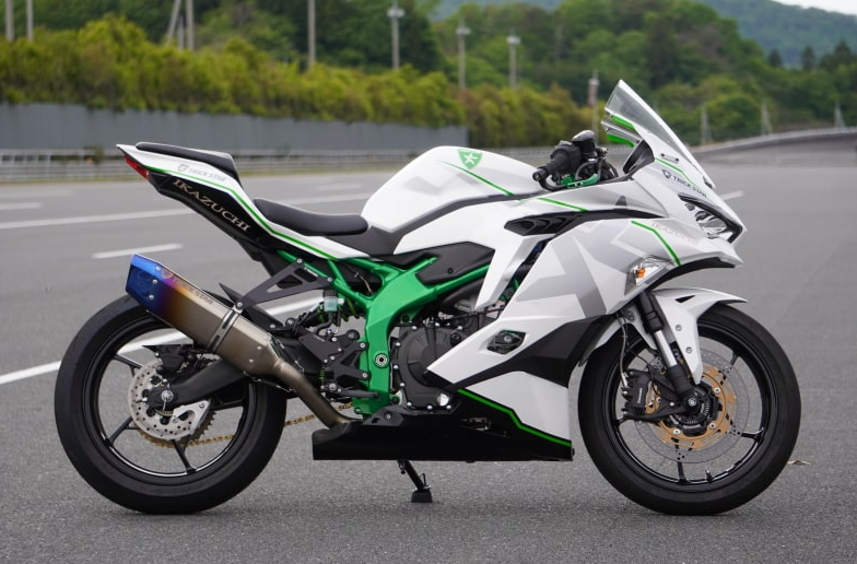 不够劲就上增压吧,改装涡轮增压的川崎zx-25r极速达到243km/h_凤凰网