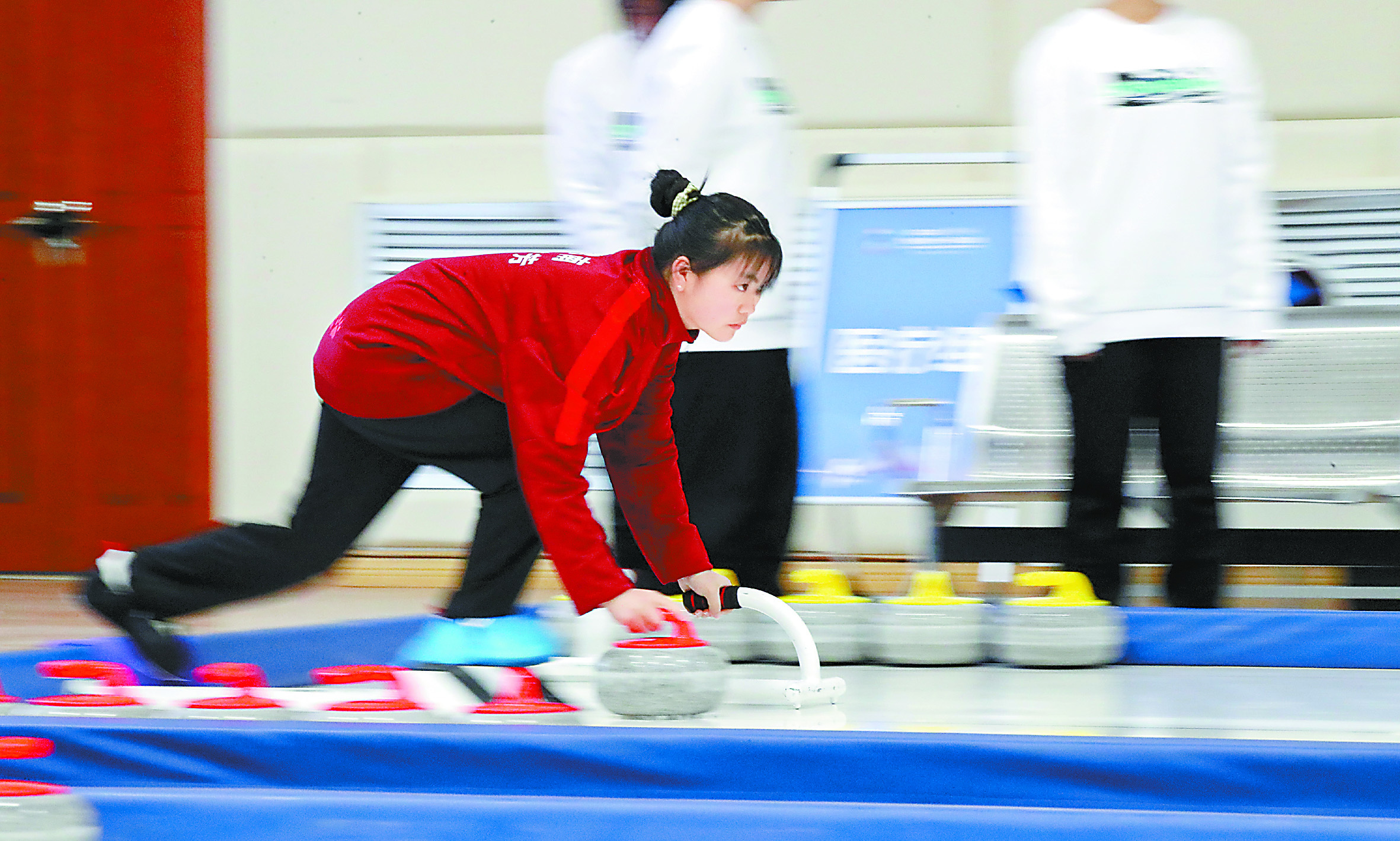 贵州省第十一届运动会首次设立冰壶比赛等冬季项目，选手激烈角逐。
