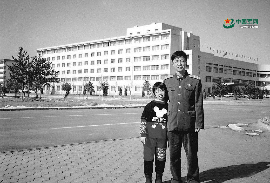 2001年，邓清明与女儿邓满琪在北京航天城合影留念。照片由作者提供