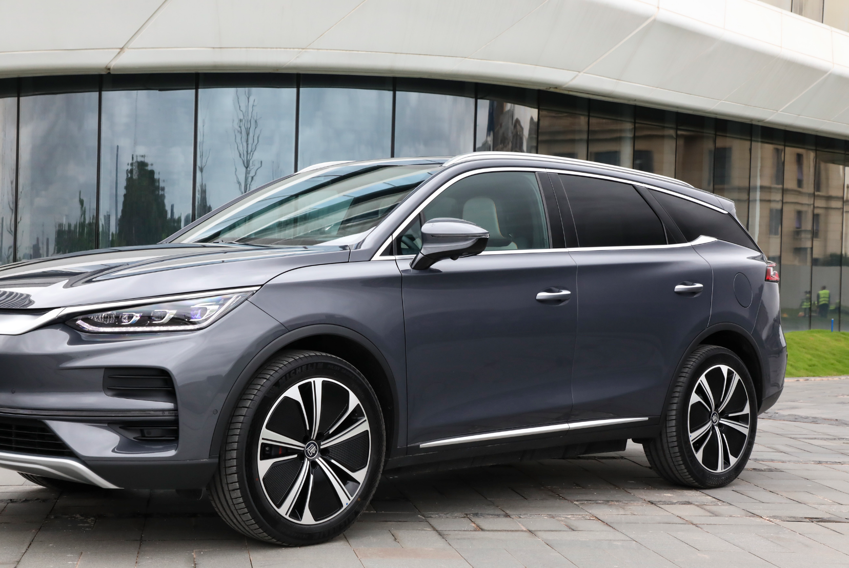 得益于比亚迪纯电家族专属设计语言的加持,2022款唐ev更显大气.