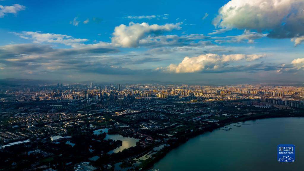 空中俯瞰雨后的昆明市区（无人机照片，5月27日摄）。新华社记者 江文耀 摄