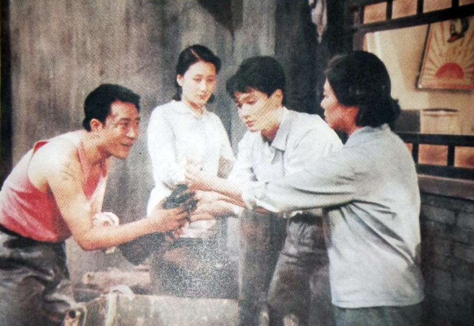 李雪健说，他是个幸运儿，就比如在电视剧《渴望》中，他饰演的宋大成（左一）原本只是配角，因为观众喜欢把他当成了主角。