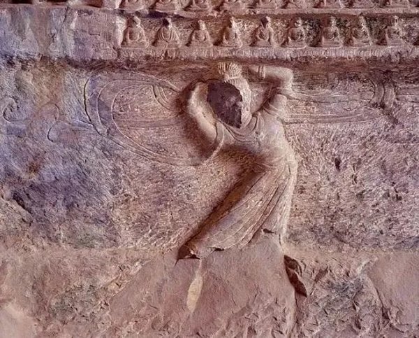 龙门石窟万佛洞北壁胡旋舞舞者形象。（图片来源：龙门石窟景区）