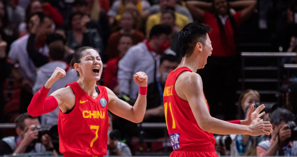 2022年9月30日，杨力维（左）、黄思静在女篮世界杯半决赛后庆祝。新华社发（胡泾辰摄）