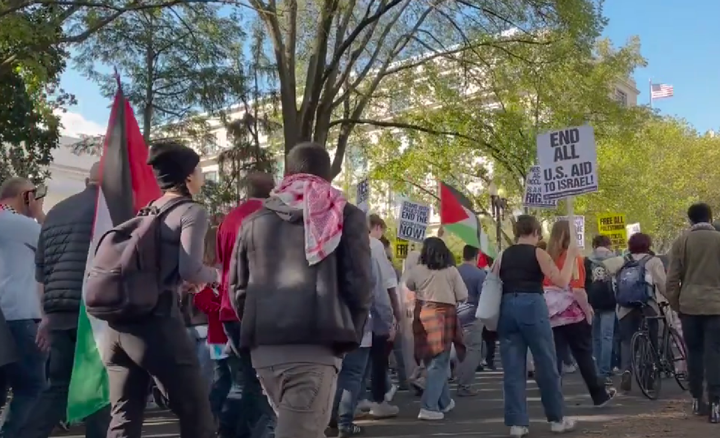 全球多国爆发抗议活动 示威者包围美国大使馆(含视频)_手机新浪网