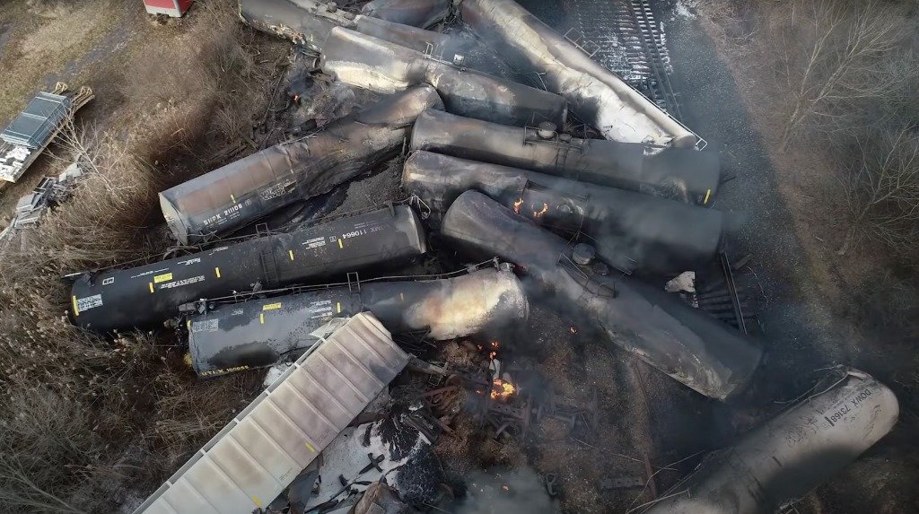 2月3日晚，美国诺福克南方铁路公司一辆货运列车驶经俄亥俄州东巴勒斯坦镇时因机械故障发生事故，导致约50节车厢脱轨。10节车厢运载有毒化学品，其中5节运载易燃且致癌气体氯乙烯。新华社发