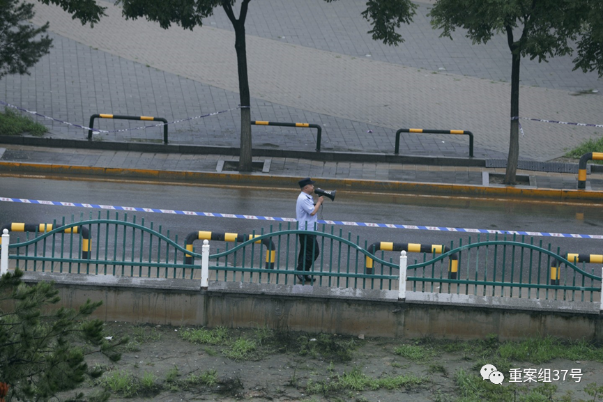 8月1日，冬奥公园河堤上，执勤人员引导市民快速通过。新京报记者浦峰 摄