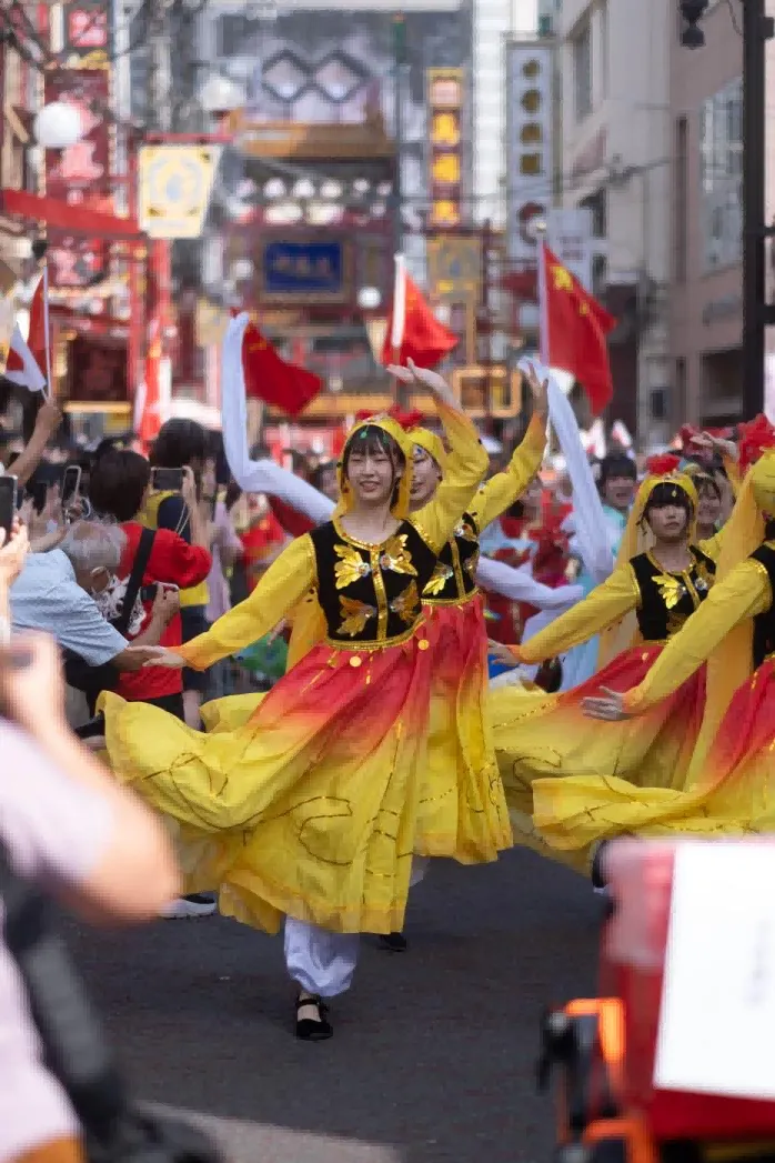 10月1日，千余名旅日侨胞在横滨中华街举行盛大游行活动，庆祝国庆 图：中国驻日大使馆微信号