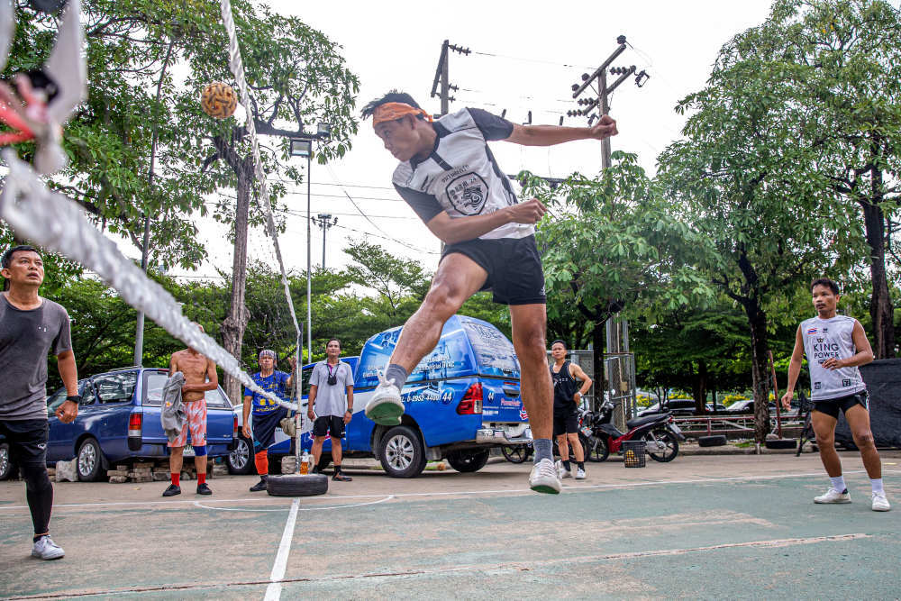 人们在泰国曼谷街头踢藤球.