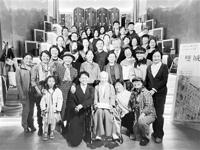 北京、上海双城书友诗会后合影