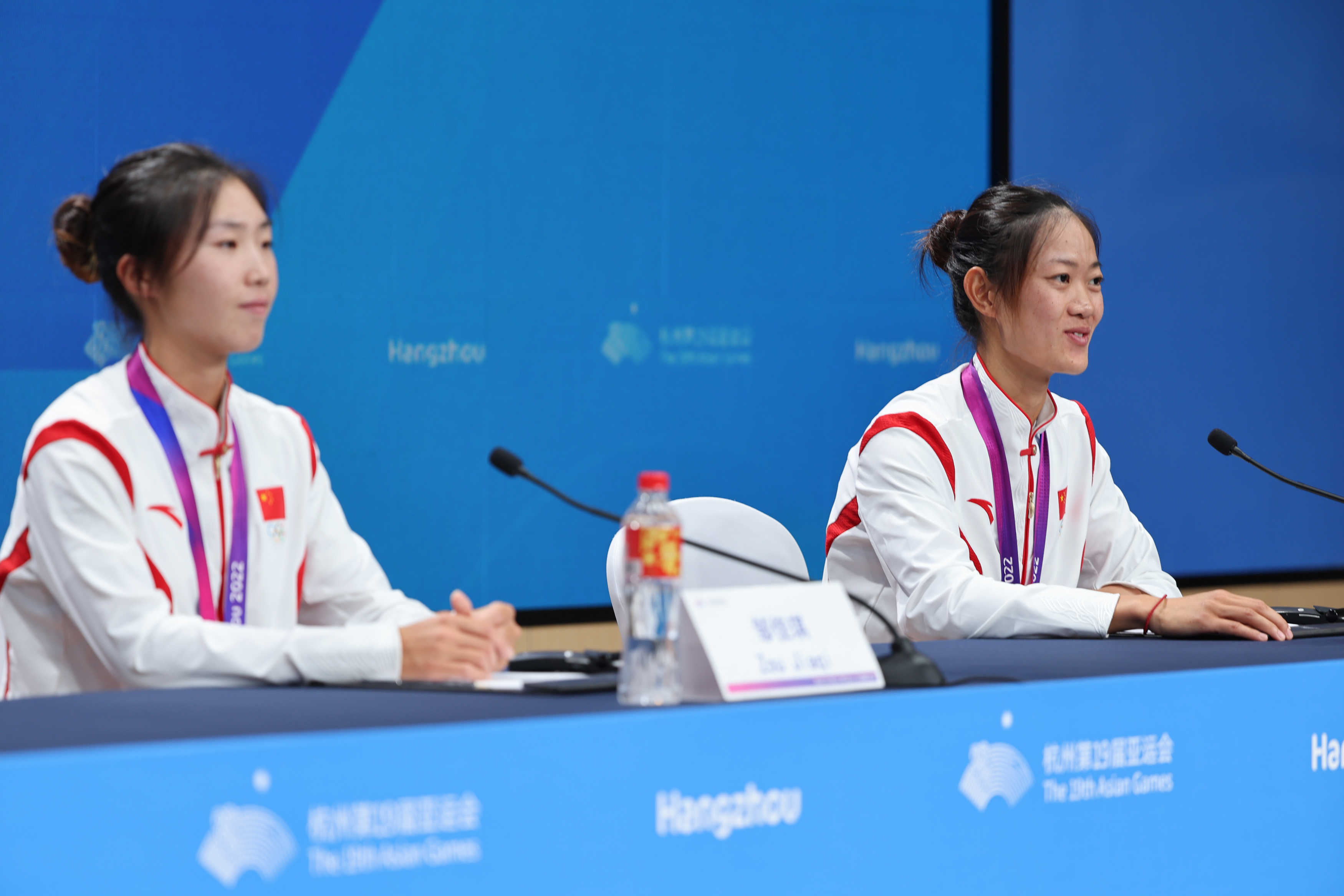 9月24日，杭州亚运会首金获得者、中国选手邹佳琪/邱秀萍（右）在新闻发布