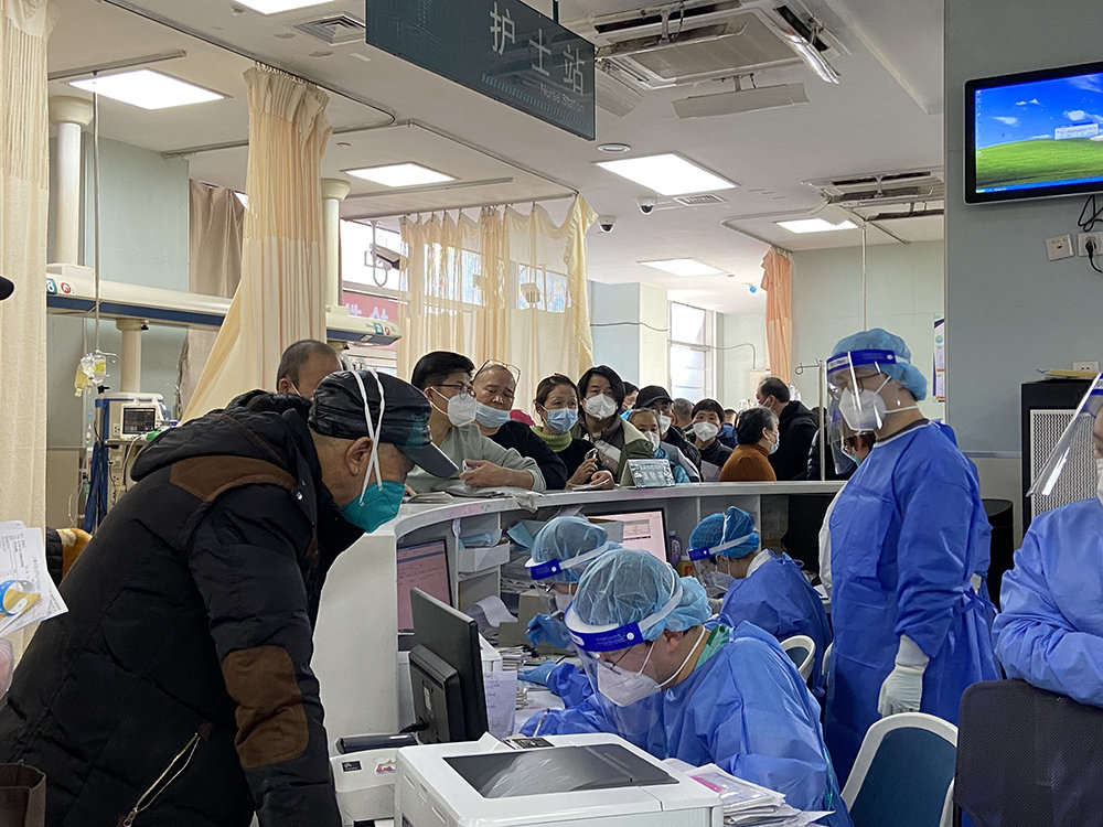 急诊区护士站,患者或家属在排队。