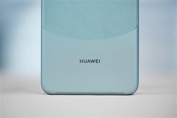 三挖孔前所未有!华为Mate 60 Pro雅川青图赏