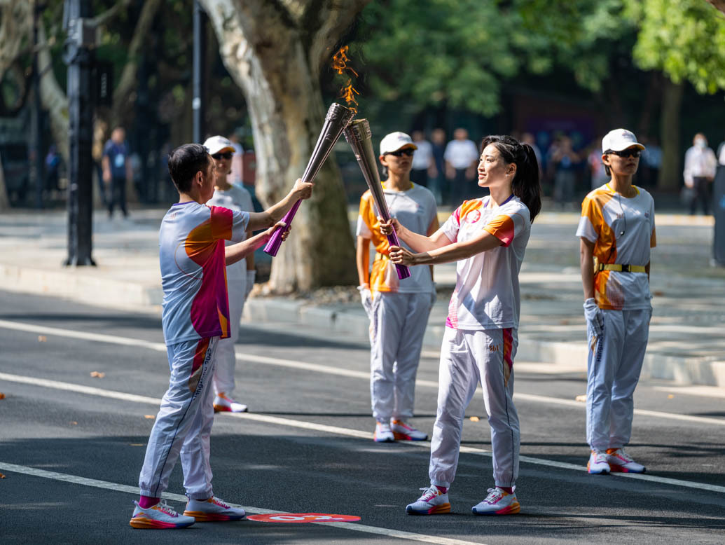 直击|杭州亚运会火炬启动,106名火炬手参加首日传递_凤凰网