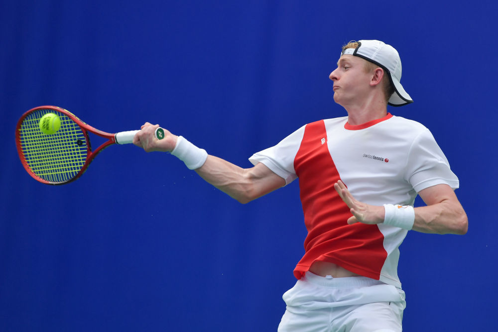 瑞士网球选手杰弗里·冯德舒伦贝格在男子双打1/4决赛比赛中。图片由大运会网上新闻中心提供