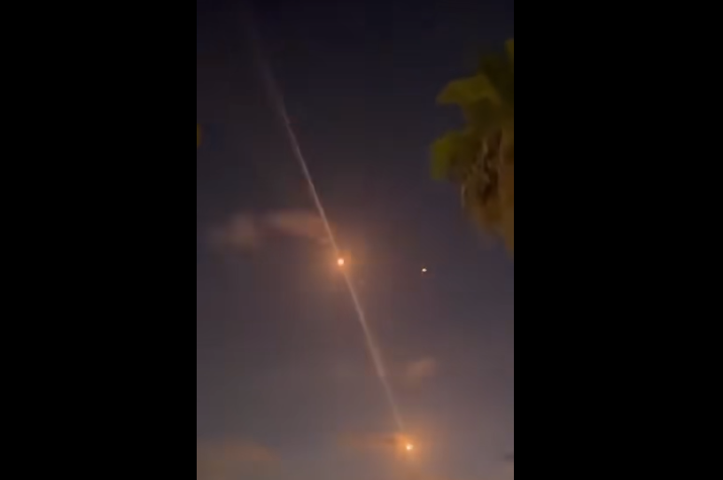 网络上流传的巴以冲突中以色列使用激光武器拦截火箭弹的视频截图。