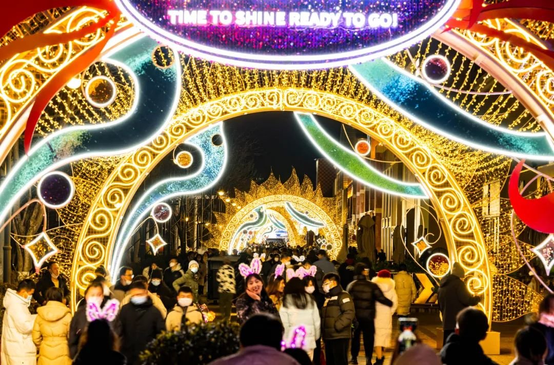 △市民在热门商圈欣赏灯光秀