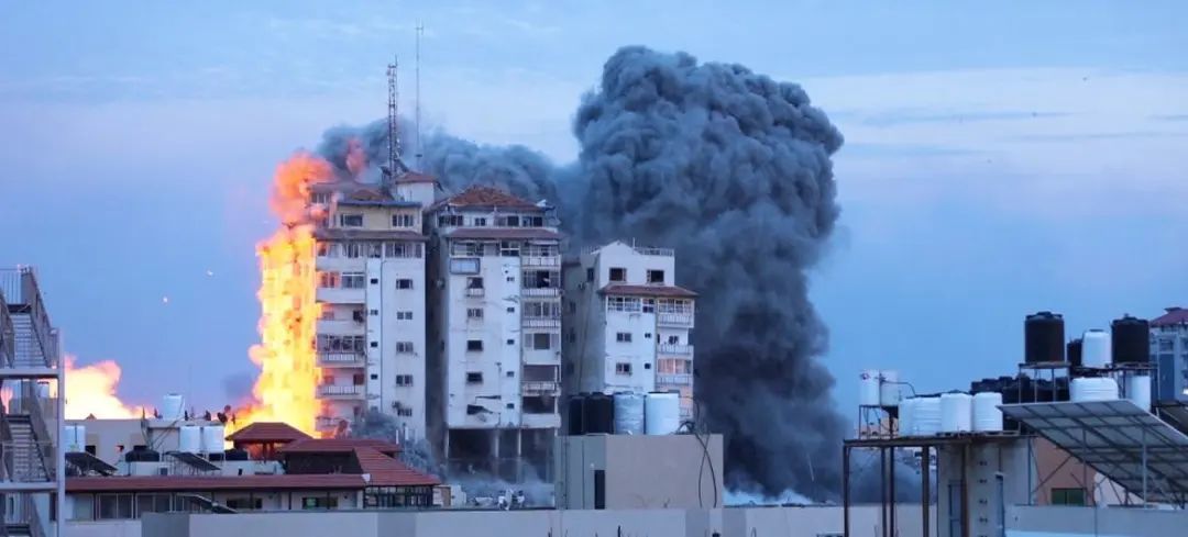 ©联合国新闻/Ziad Taleb｜加沙中部一栋建筑被大火吞没。