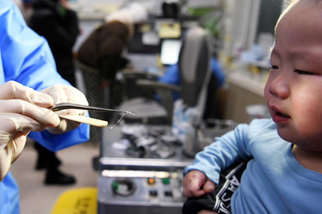 “大年三十当天,我们接诊了二百多位患者。”北京同仁医院西区急诊科主任张敬告诉人民日报健康客户端记者,除夕夜的患者以眼科和耳鼻喉科居多,眼科一般以烟花爆竹炸伤为主,耳鼻喉科则多为异物卡喉,如鱼刺、年糕、骨头等。