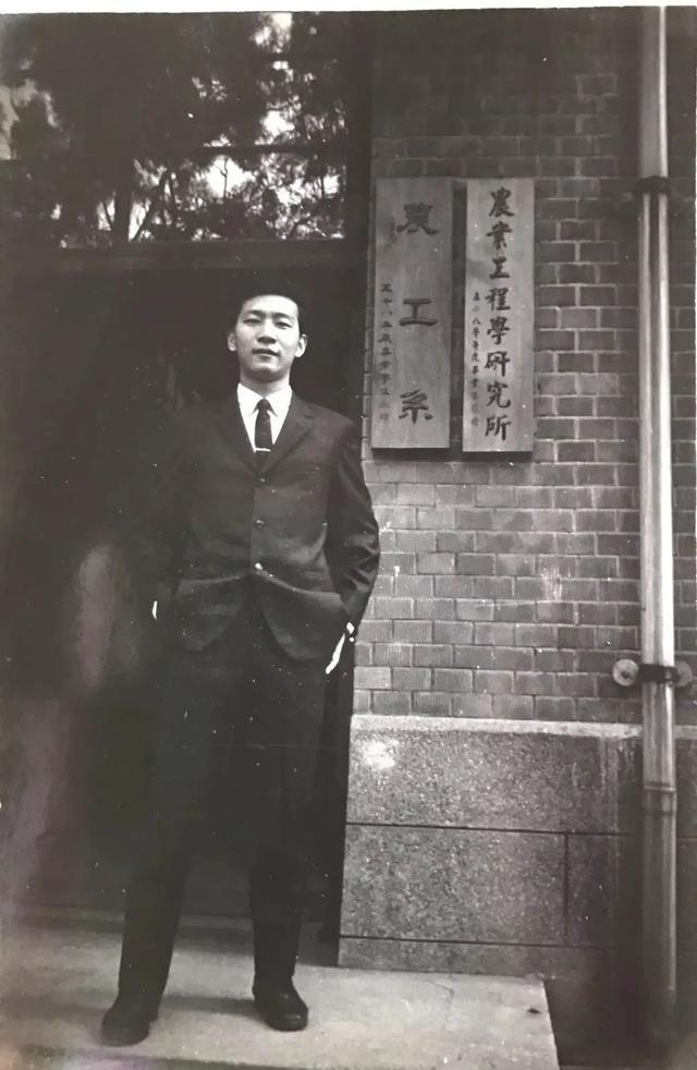 赵少康在台大校园留影